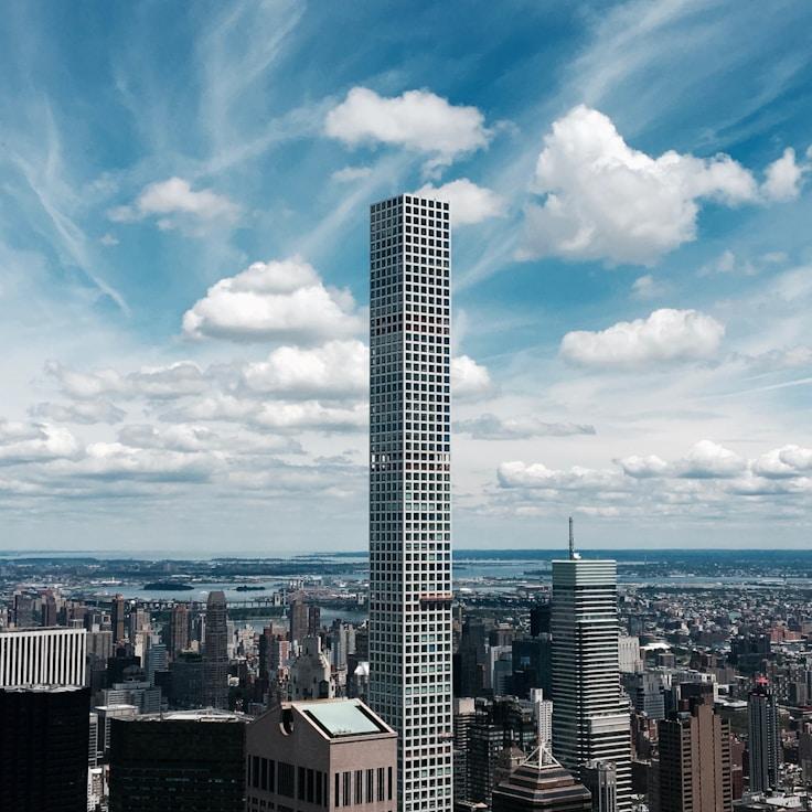 Parents evaluating schools in Portugal